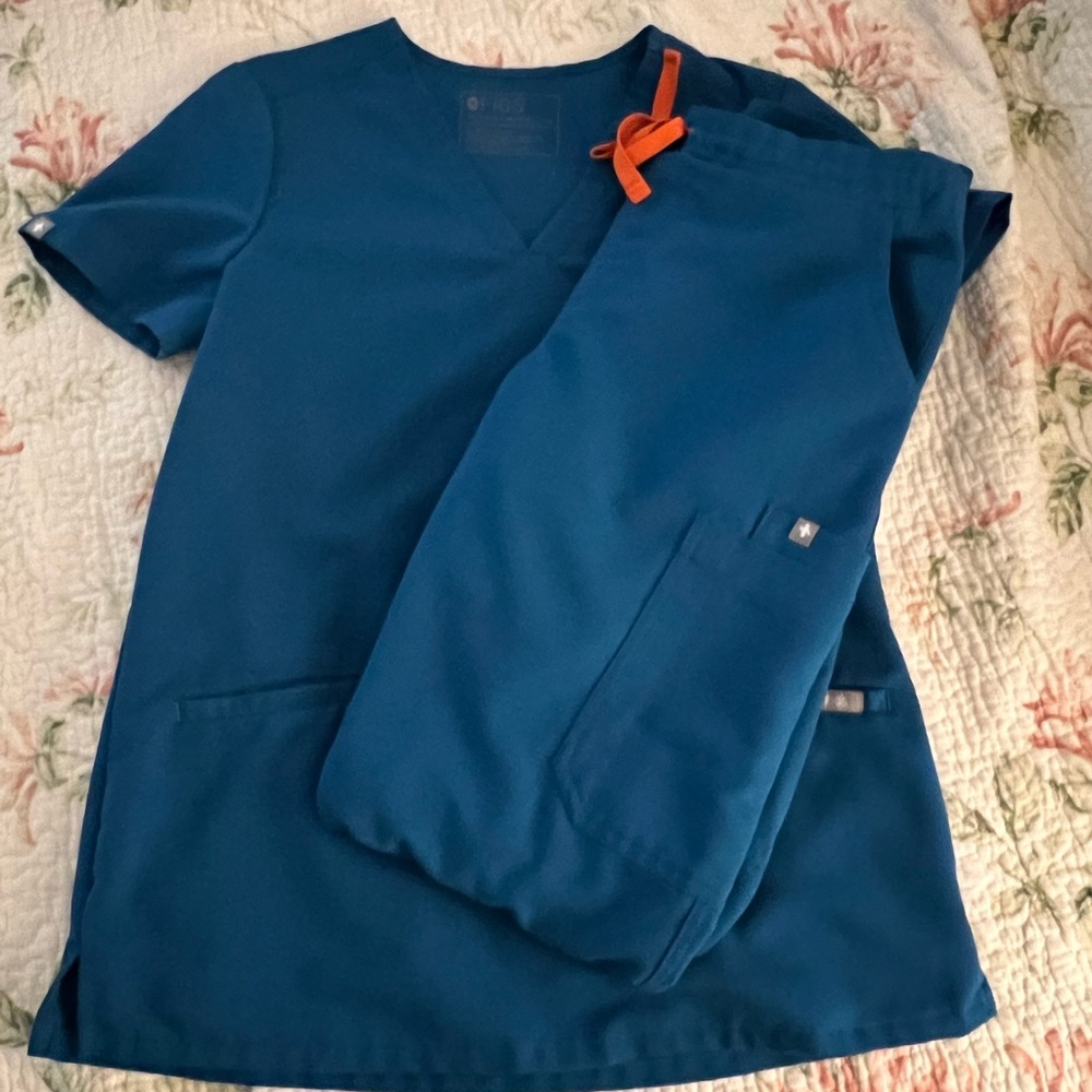 NWOT FIGS Women’s Scrub Set Small & XS